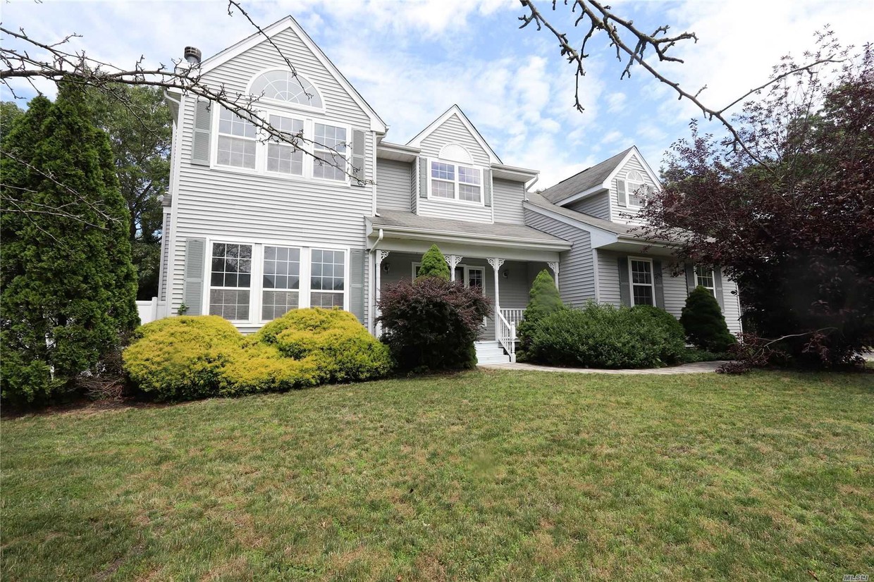 7 Hessian Ct, Centereach, NY 11720 House Rental in Centereach, NY