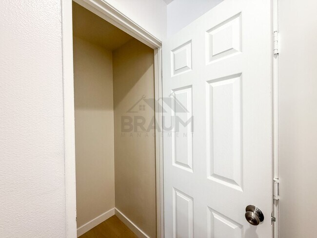 Building Photo - 7323 Winnetka Ave