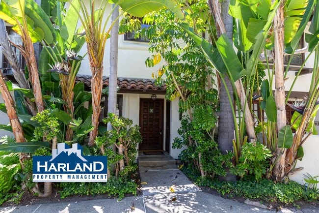 Building Photo - 8666 Villa La Jolla Dr