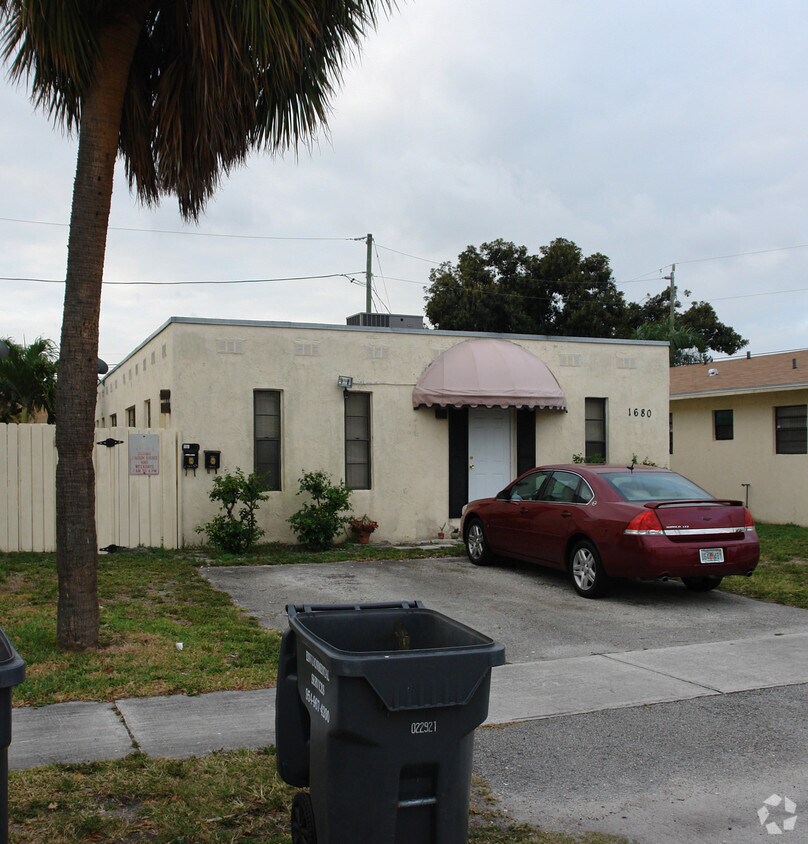 Foto del edificio - 1670-1680 Harding St