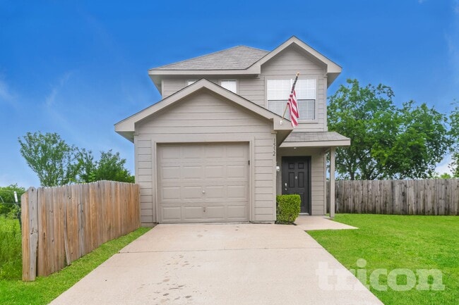 Building Photo - 1532 Pine Ln