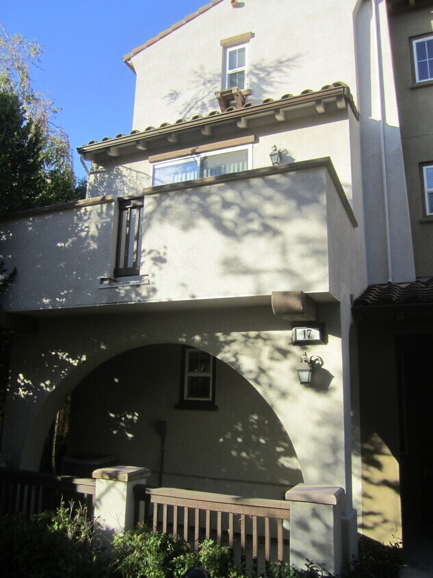 Foto principal - SPACIOUS 3 BEDROOM, 3.5 BATHROOM TOWNHOUSE...
