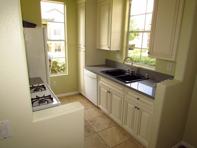 Foto del edificio - Downstairs 2 bedroom condo in great location