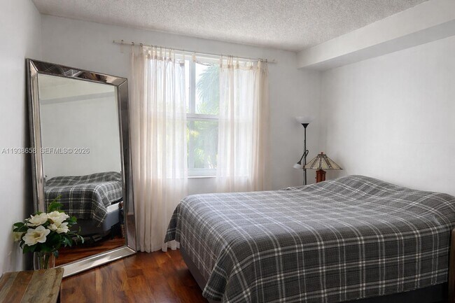 Foto del edificio - 17150 N Bay Rd