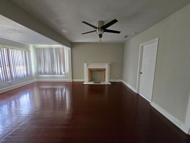 Building Photo - Charming 3 Bed / 2 Bath Home Just Minutes ...