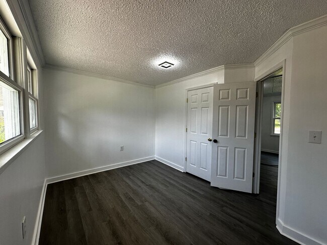 Foto del edificio - Spacious Four Bedroom