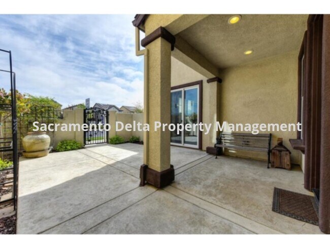 Building Photo - Newer 2 story home in Roseville