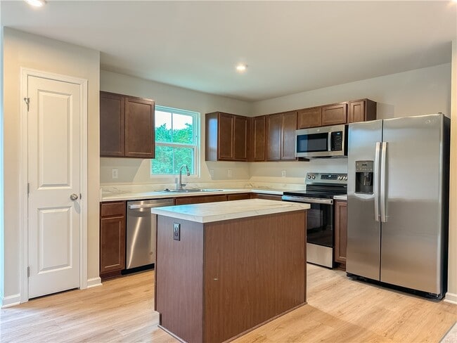 Building Photo - 16 Trailhead Rd