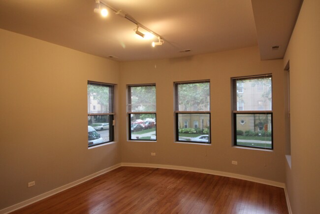 Building Photo - 2321 W Arthur Ave