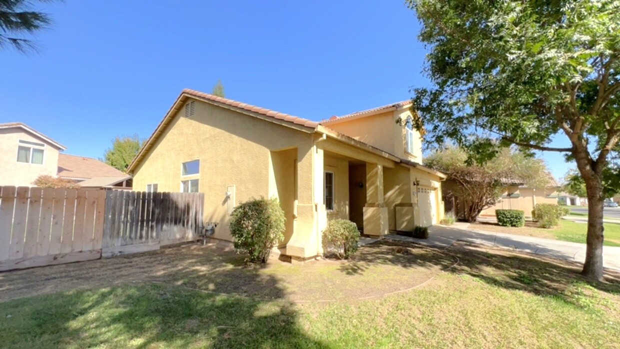 Foto principal - NEW LISTING IN A GATED COMMUNITY $2,300.00...