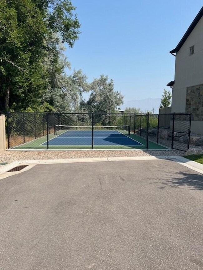 Building Photo - West Haven Townhouse 3 bedroom, 2.5 baths ...