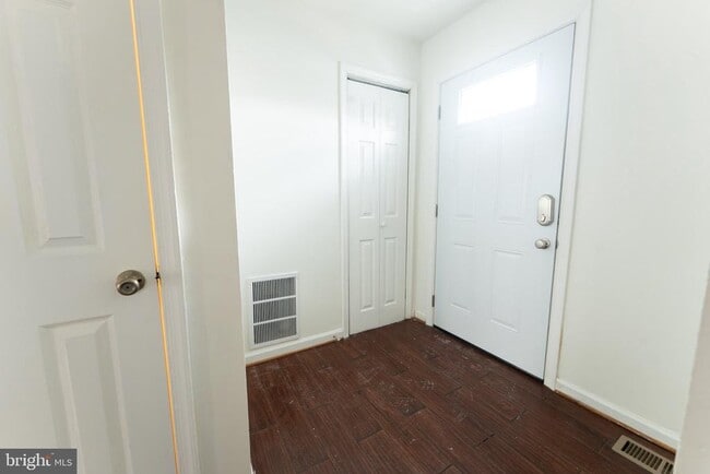 Building Photo - 7426 Rhondda Dr