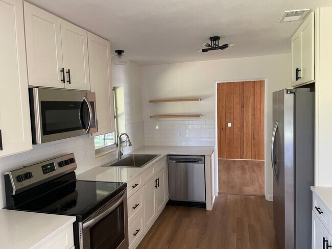 Foto del edificio - Recently Renovated - New flooring - kitchen - $500 off 1st months rent