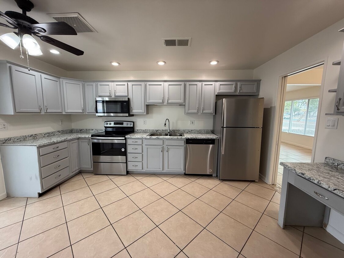 4 Bedroom Home with Large Backyard | Modern Landscaping | Utilities Included - 4 Bedroom Home with Large Backyard | Modern Landscaping | Utilities Included