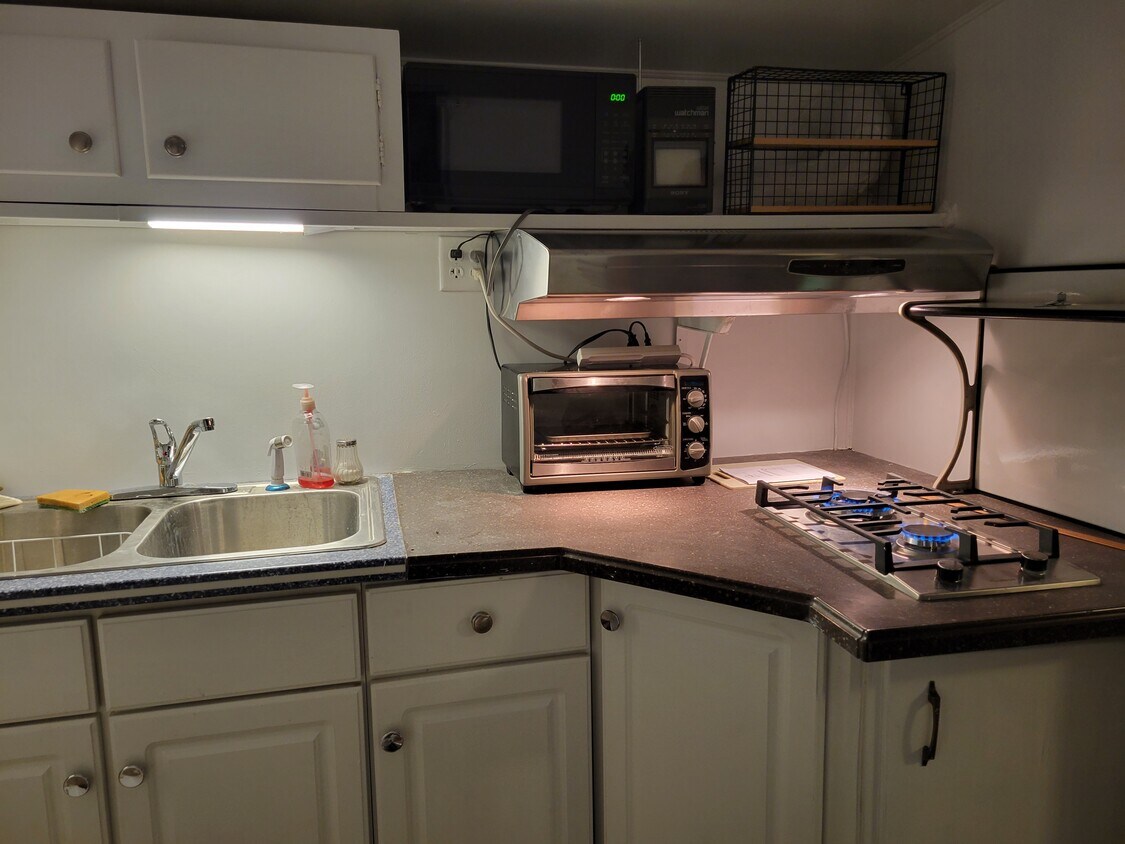 Fully furnished efficiency apt. - 2040 Carlisle Rd