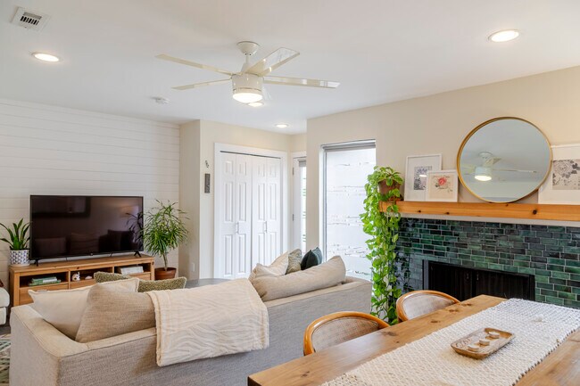 Foto del edificio - 6410 Chimney Creek Cir