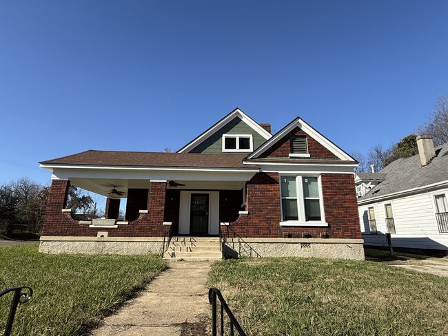 Building Photo - 1371 Ridgeway St