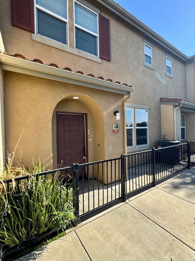 Building Photo - 3 Bed 2.5 Bath plus extra room Townhouse Style Condo / Attached 2 Car Garage