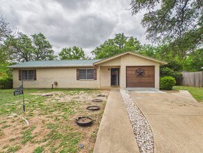 Building Photo - 207 Skylark Dr
