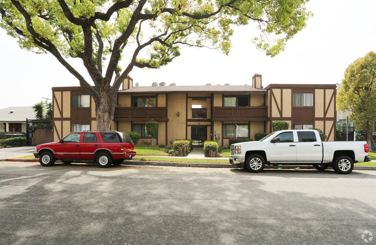 Building Photo - 440 Milford St