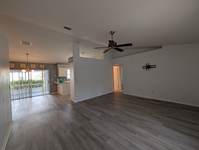 Building Photo - Lovely 3/2/2 Citrus Springs home with Hot Tub