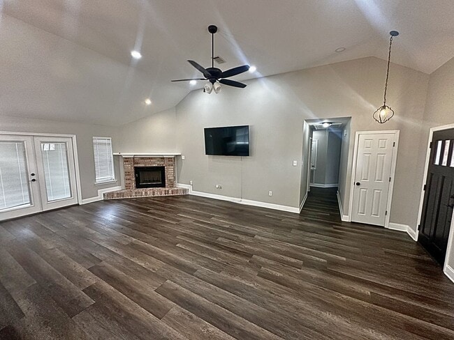 Building Photo - Traditional Neighborhood Living with Luxury