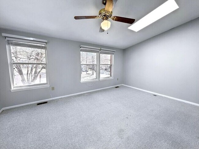Foto del edificio - Charming 2-Bedroom Home with Modern Amenit...