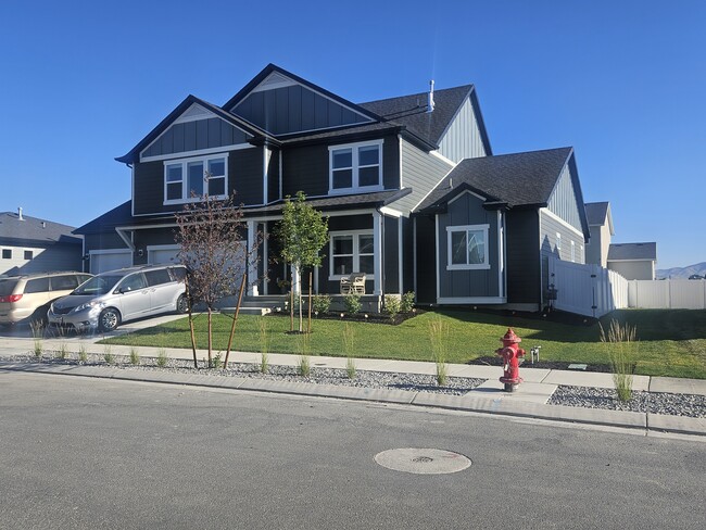 Building Photo - 895 E Antelope Dr