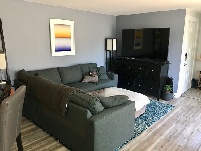 Building Photo - Gorgeous Corner Condo in Luxury Developmen...