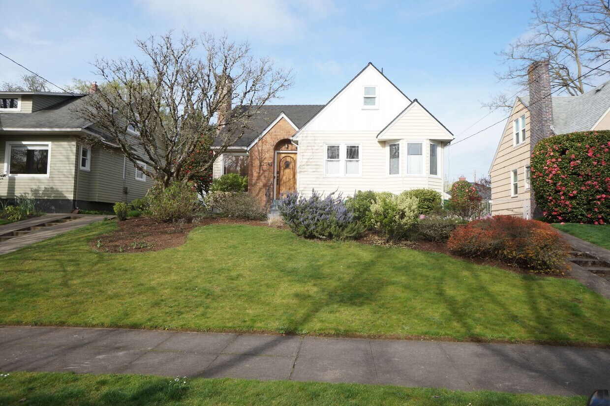 Foto principal - NE Portland - Irvington 3-bedroom Beauty!