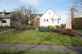 Building Photo - 2545 NE 9th Ave