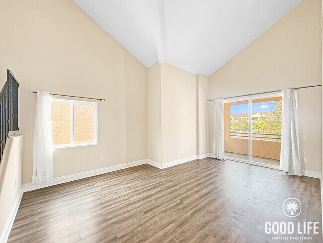 Foto del edificio - Beautiful 2B/2BA Condo in UTC!