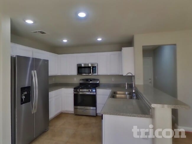 Building Photo - 977 Medina De Leon Ave