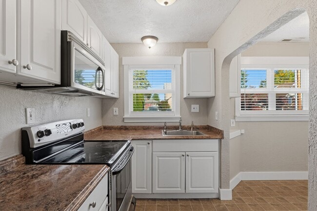Building Photo - Charming Silverton Home Near Downtown