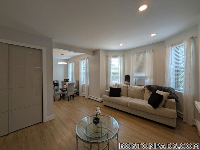 Building Photo - 390 Riverway