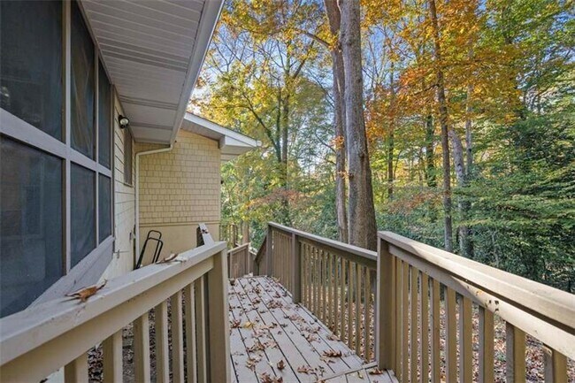Building Photo - 924 Castle Falls Dr NE
