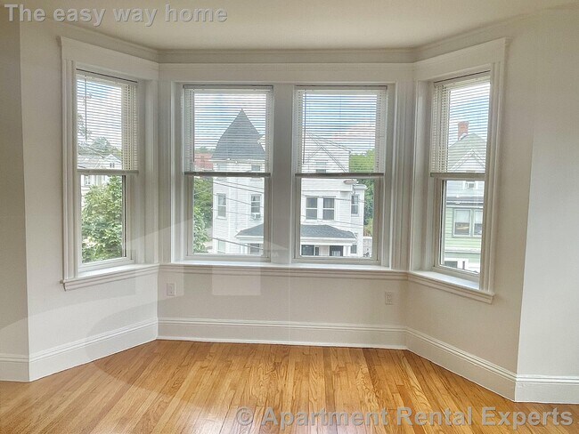 Building Photo - 172 Maple St