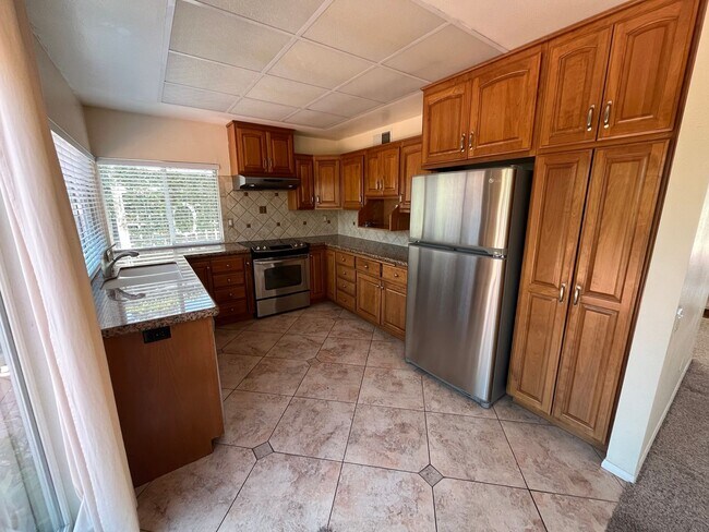 Foto del edificio - 3-Bedroom Single-Story Home in Valencia on...