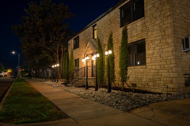 Building Photo - 718 S Columbia Ave