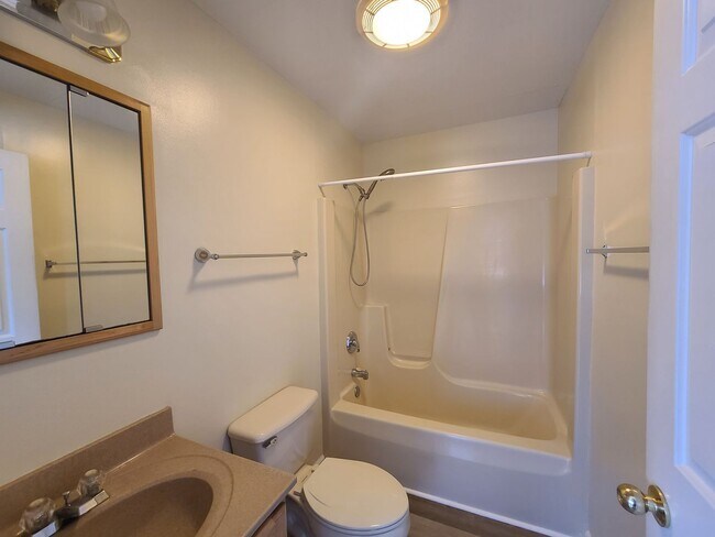 Foto del edificio - Newly Renovated - 2 Bedroom, 2.5 Bath Townhome Near Med Center - Available 08/05!