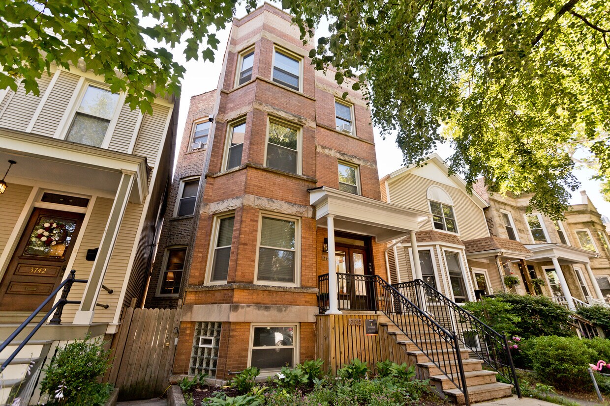 Primary Photo - 3746 N Hermitage Ave