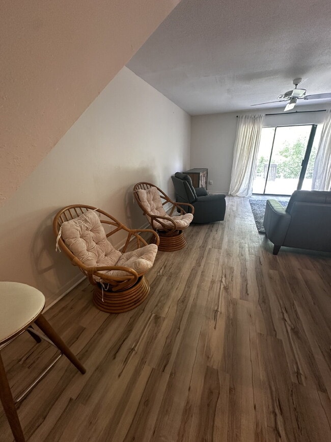 Building Photo - "Coastal Comfort: Spacious 2-Bed, 2-Bath C...