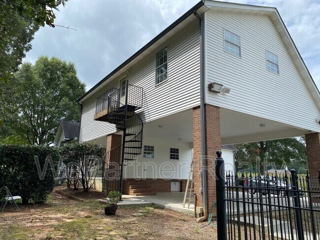 Building Photo - 1800 Mt Carmel Rd