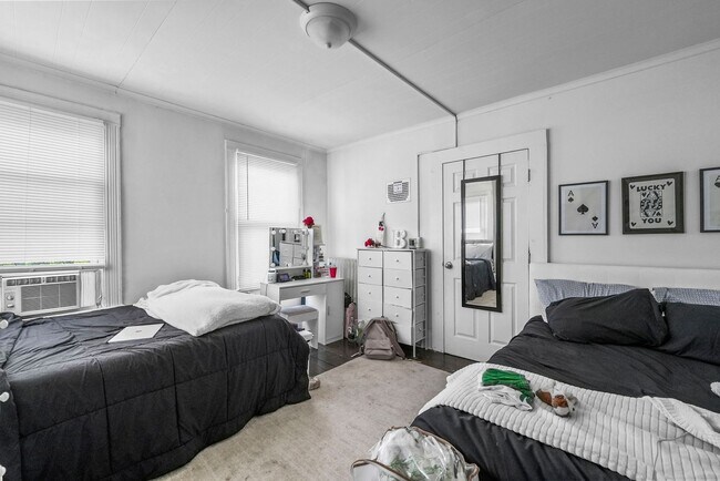 Building Photo - 4 bedrooms, 2 bathrooms, legal for 8 people