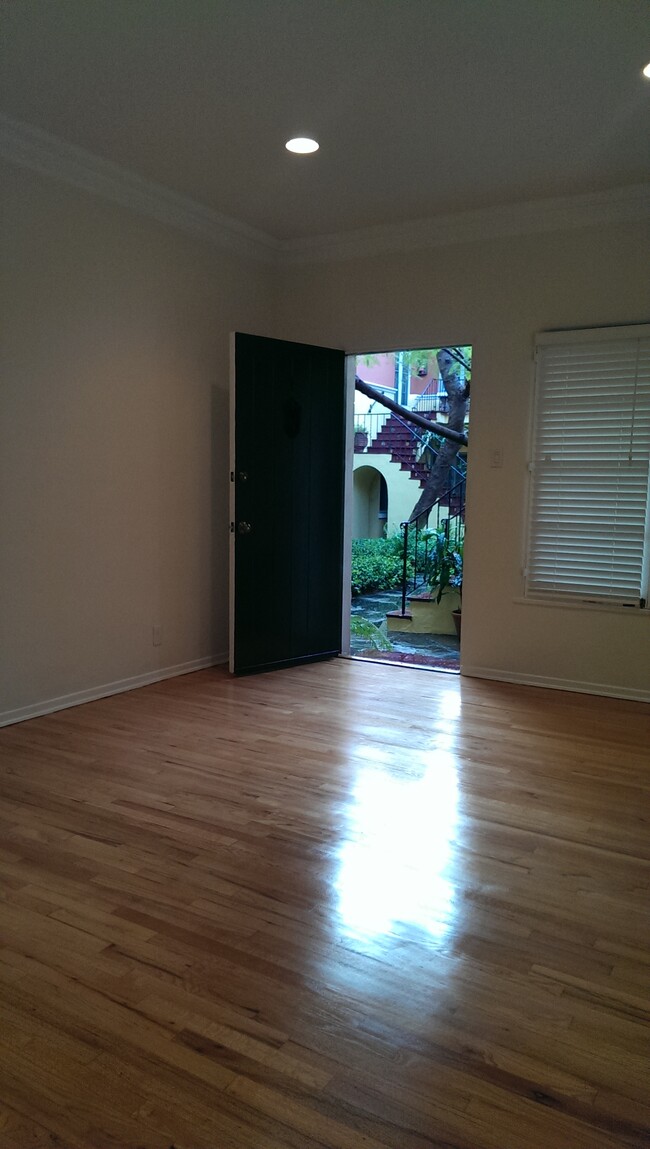 Building Photo - 415 N Orange Grove Ave