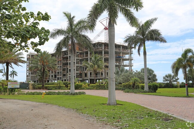 Building Photo - Sunset Pointe at Collany Key