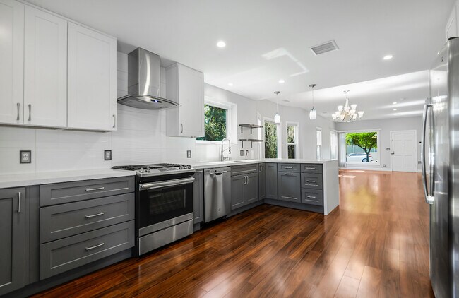 Foto del edificio - 12324 Mitchell Ave