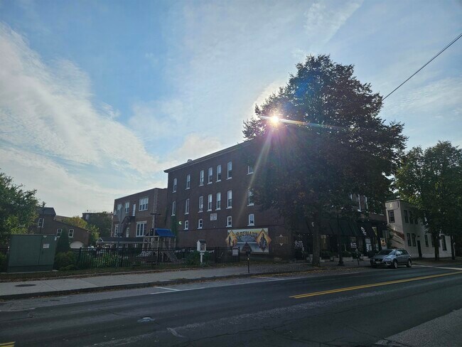 Foto del edificio - 711-11 Court St