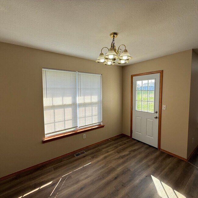 Building Photo - Updated 3 bedroom 2 bathroom home in Clever