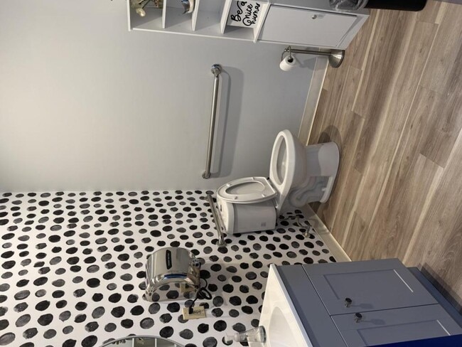 Foto del edificio - 8751 Commodity Cir